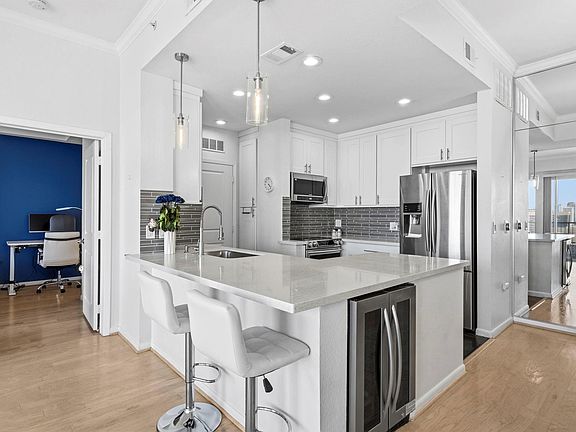 4th image of 3505 Sage Rd Unit 1905