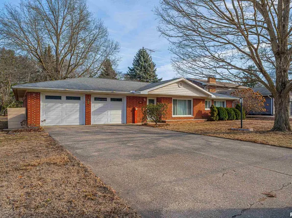 621 N Vine St, Mount Pulaski, IL 62548