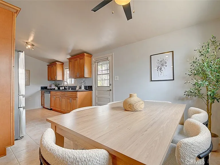 2044 W Spruce Ave — Photo 9