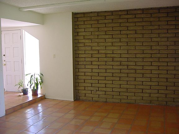 3rd image of 3726 E Poinsettia Dr