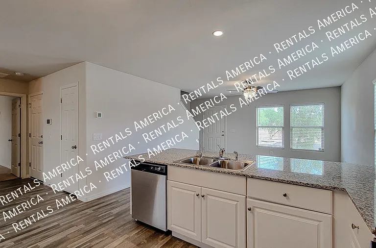 229 E Watson Pl — Photo 5