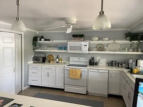 604 N Emerald Dr — Photo 2