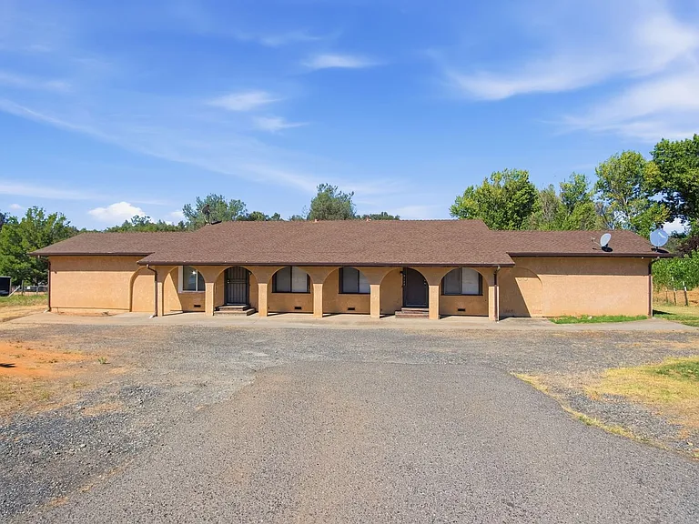 912 Feather Dr — Photo 1