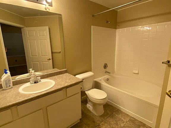 Master Bedroom's Bathroom