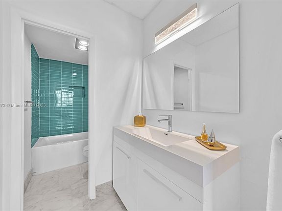 5th image of 300 Bayview Dr APT 305