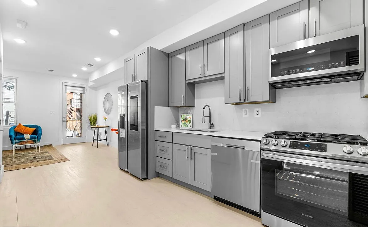 2 bed, 1.5 bath, 728 sqft, $4,200 — Photo 3