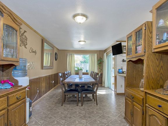 3rd image of 932 Oakcrest Dr SE