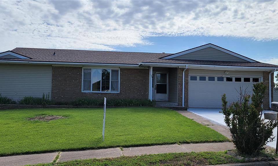 1st image of 104 Maple Dr