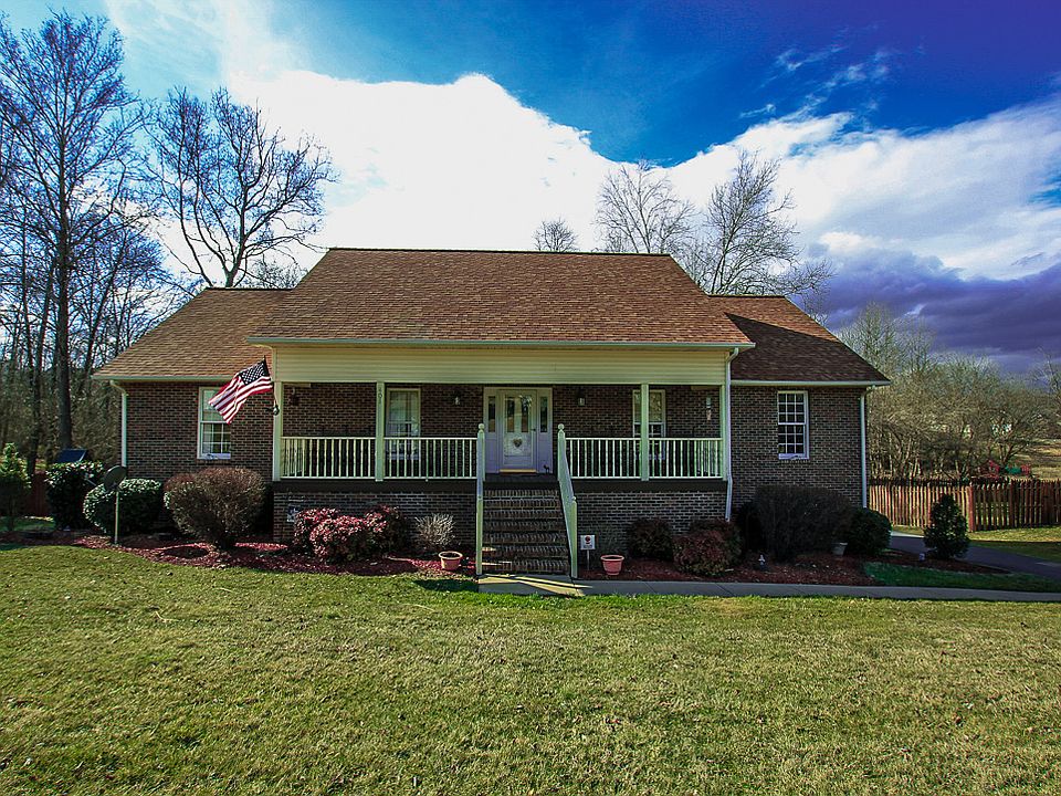 1st image of 401 Glen Oaks Dr
