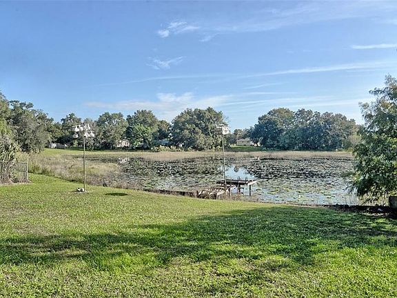 4th image of 949 Lake Ln