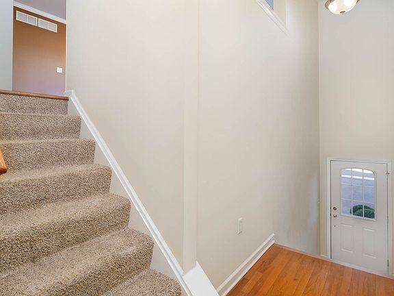 3rd image of 164 Old Schoolhouse Ln