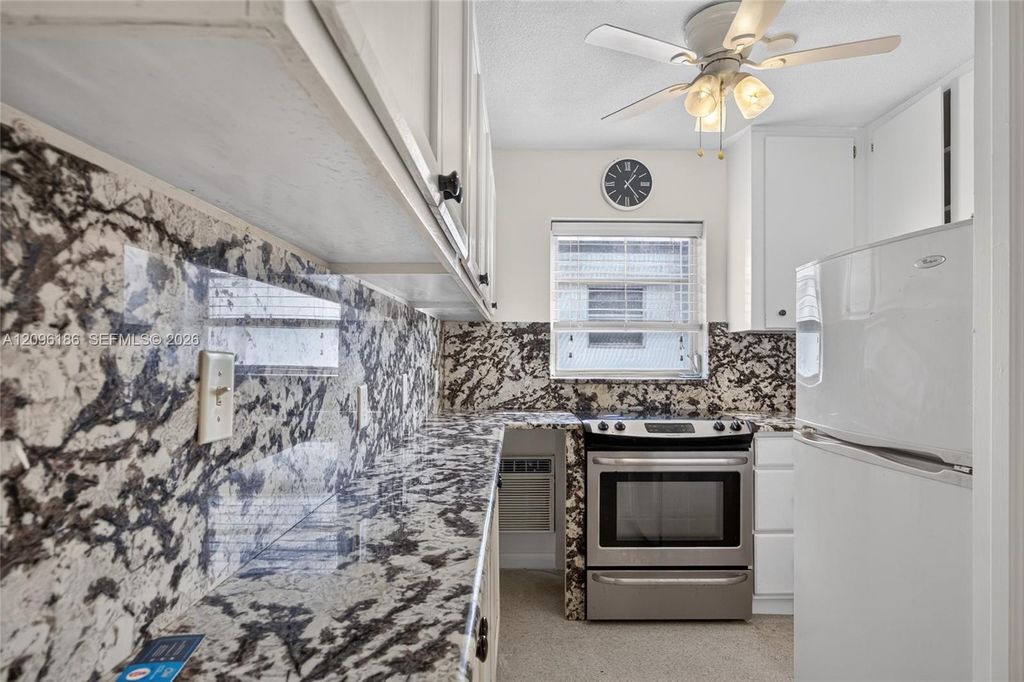 3212 NE 7th Pl APT 12, photo 3