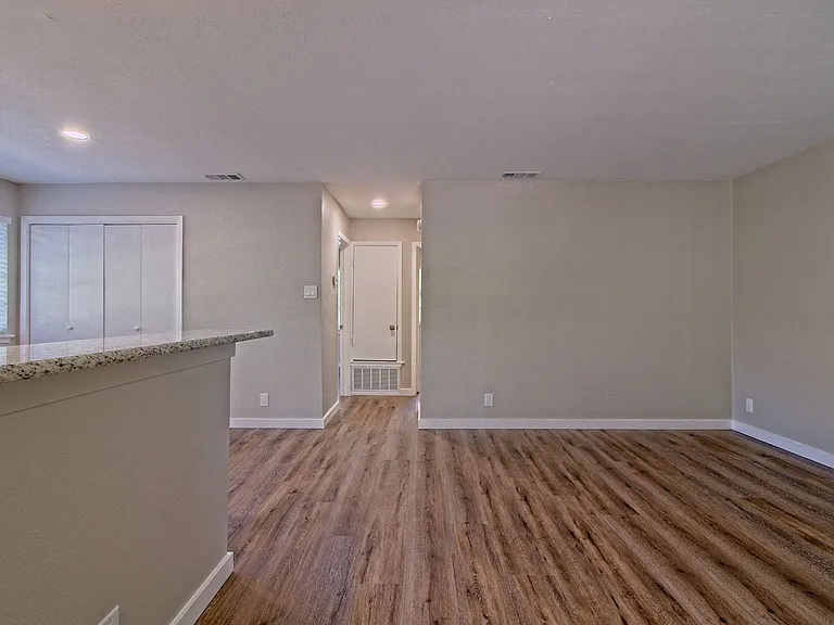 401 Hedgewood Dr #C — Photo 7