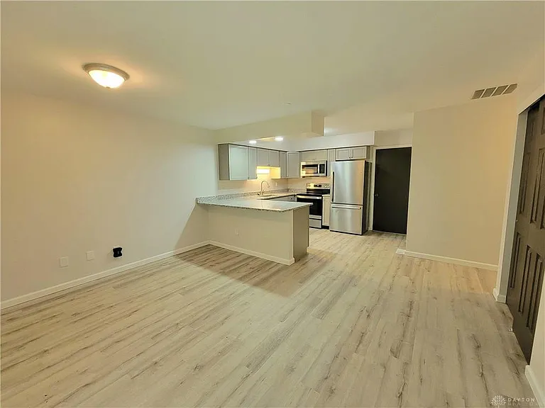 1104 Cambridge Ct — Photo 9