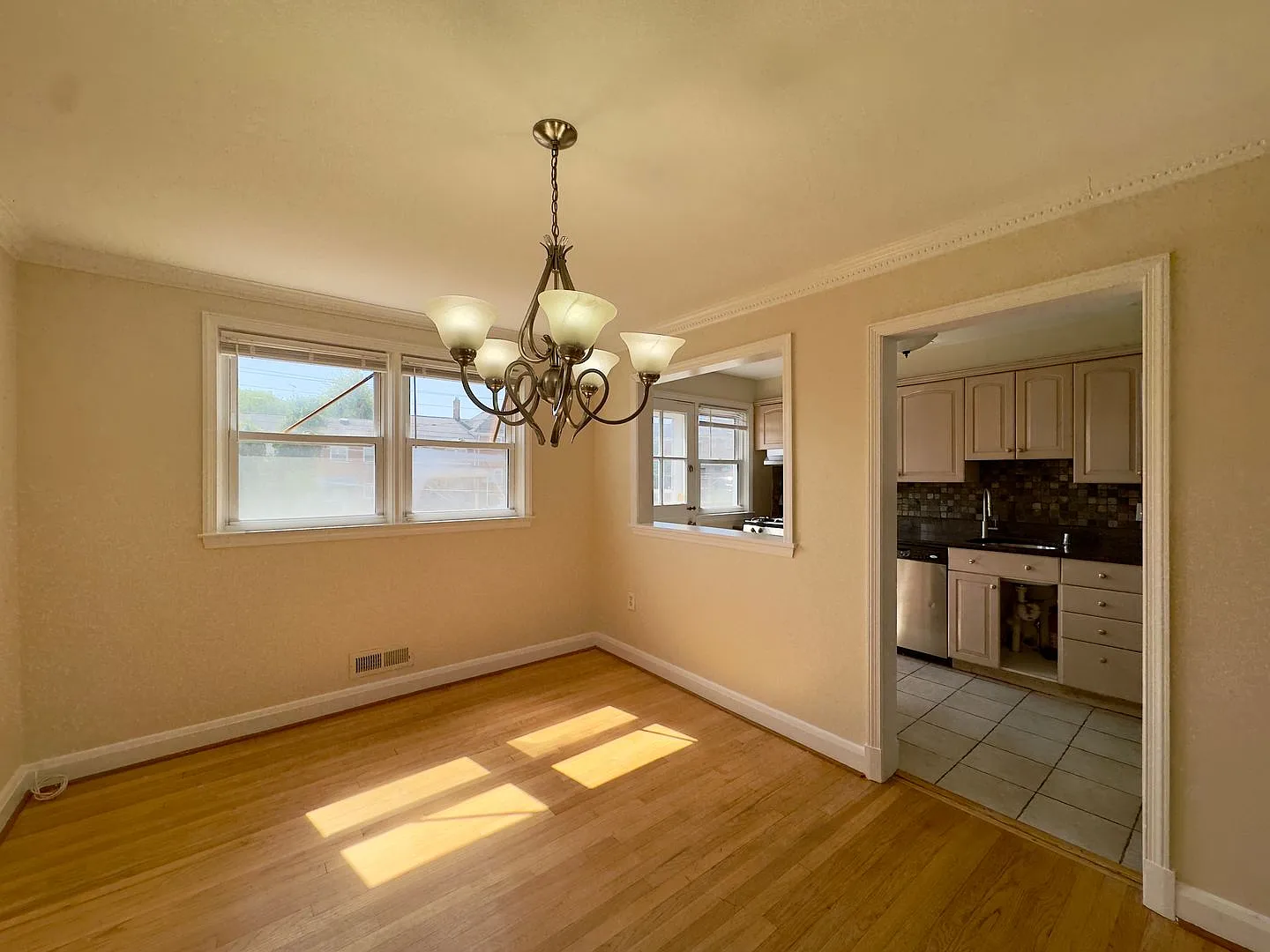 Charming 3BD/2BA Townhome in Gwynn Oak, MD! — Photo 4