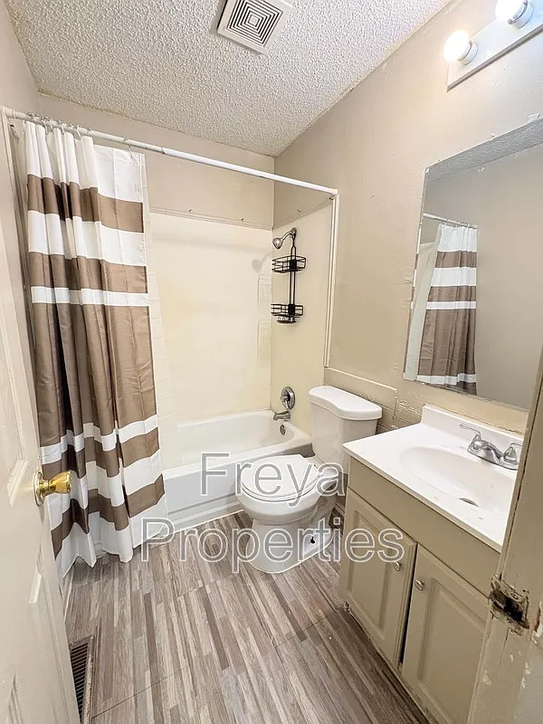 3 bed, 1.5 bath, 1200 sqft, $1,300 — Photo 4