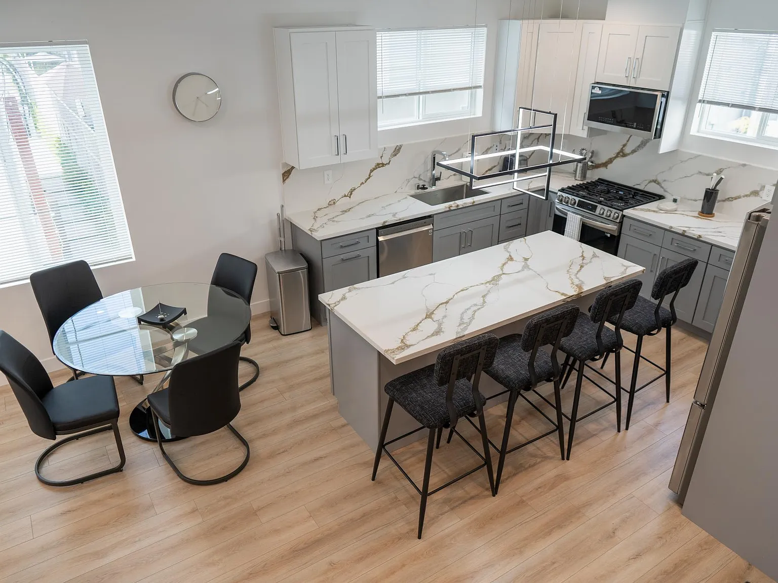 3 bed, 3.5 bath, 1400 sqft, $8,500 — Photo 2