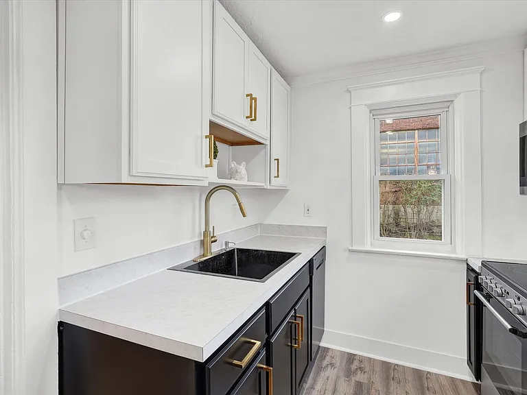 1029 W Locust St — Photo 6