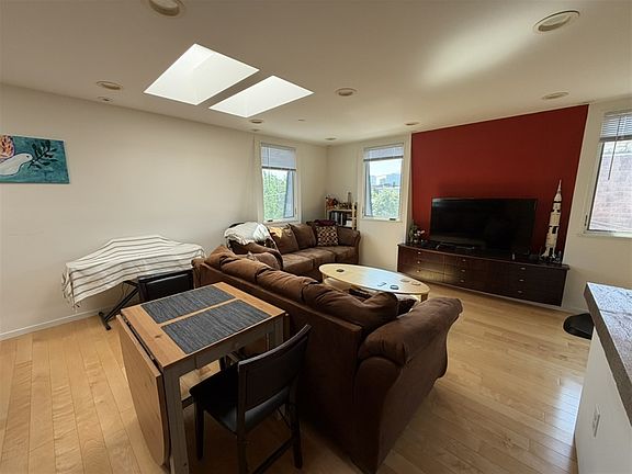 4th image of 32 Warren St #1