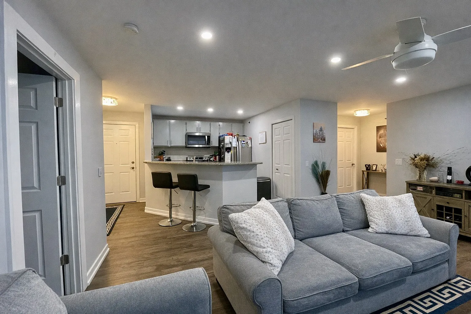 2 bed, 1010 sqft, $1,600 — Photo 3