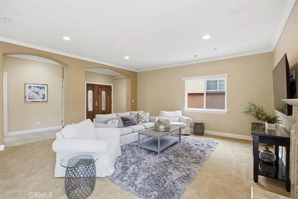 4 bed, 2410 sqft, $7,950 — Photo 3