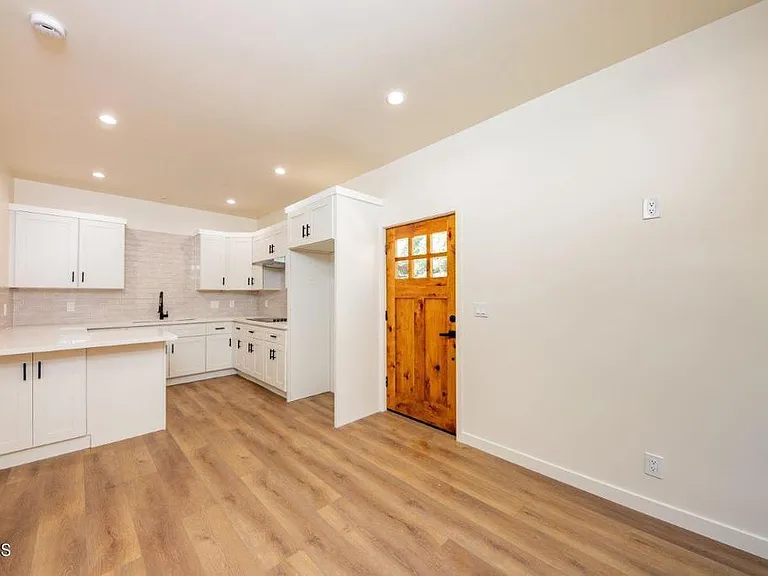 3246 Altura Ave #B — Photo 2