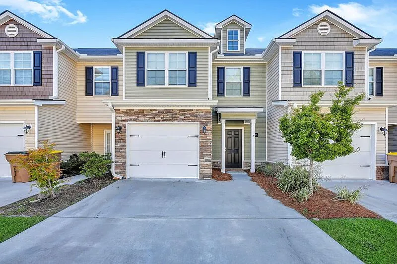 3 bed, 2.5 bath, 1556 sqft, $1,950 — Photo 2