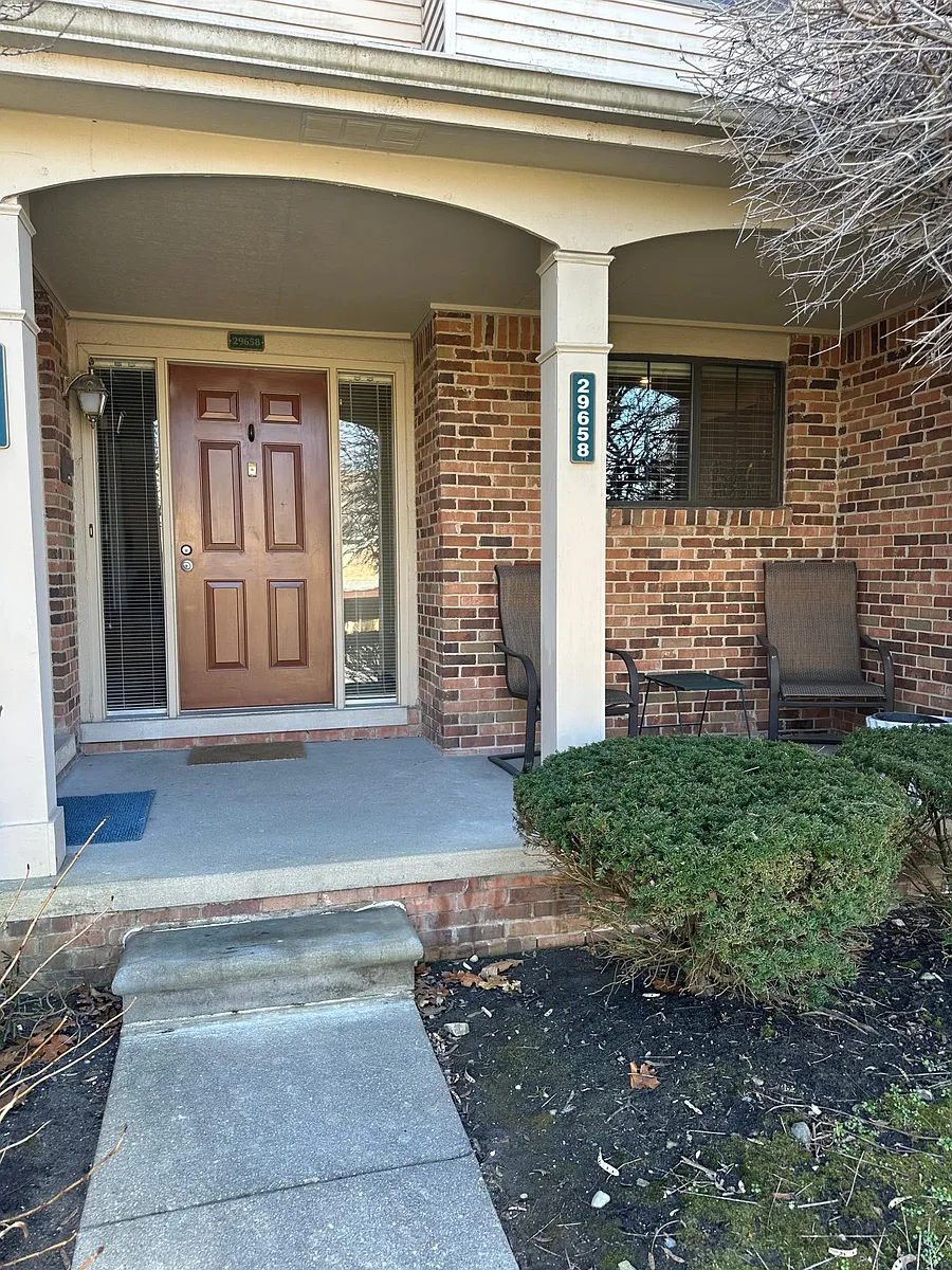Photo 1 of 30 - 29658 Pine Ridge Cir - Farmington, MI Primary Photo - 29658 Pine Ridge Cir