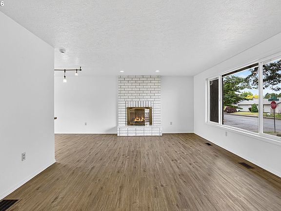 4th image of 1207 SE 217th Ave