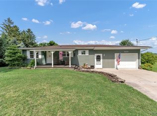 6208 Royalton Center Rd, Akron, NY 14001