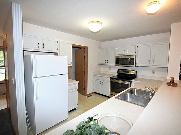 5th image of 403 Retreat Ln #403