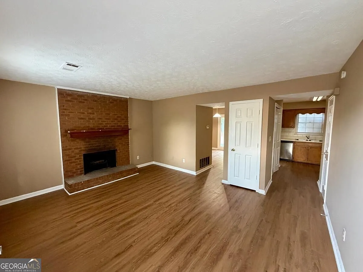 2 bed, 2.5 bath, $1,400 — Photo 1