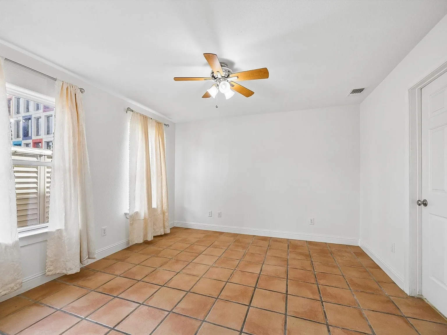 3 bed, 3.0 bath, 2641 sqft, $3,500 — Photo 3