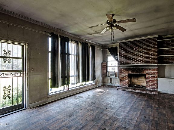 5th image of 504 E 1st St