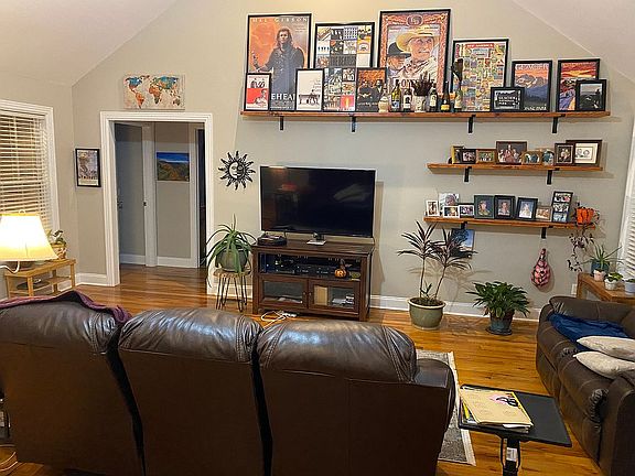 5th image of 96 Beck Ln