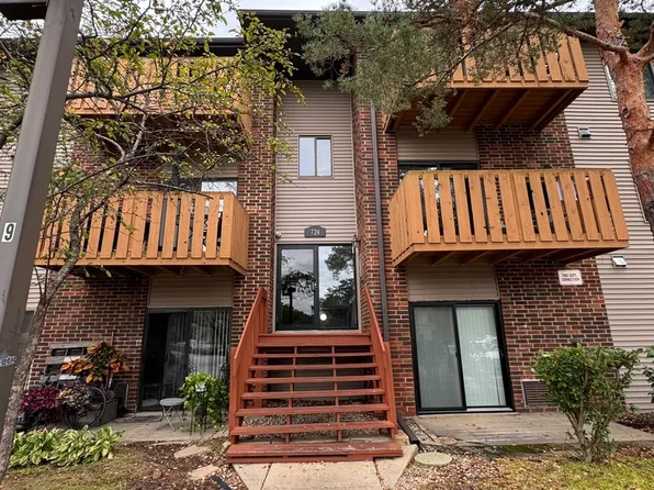 724 Rodenburg Rd APT 201, Roselle, IL 60172