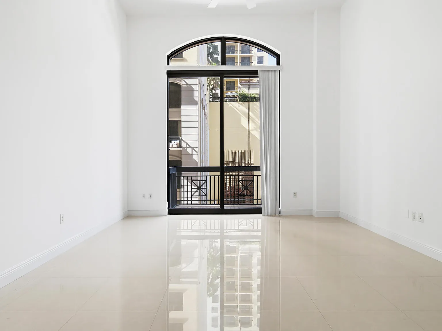 1 bed, 1.5 bath, 895 sqft, $4,000 — Photo 1