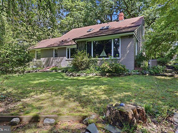 4th image of 458 Elm Ave
