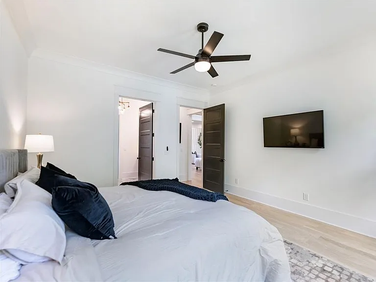 566 Versailles Dr — Photo 33