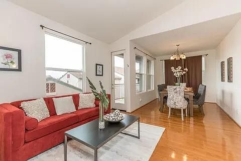 5th image of 693 Alexandra Ct