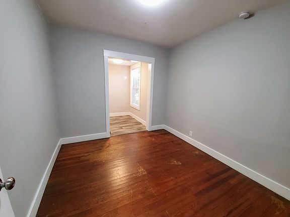 5th image of 119 S Clark St
