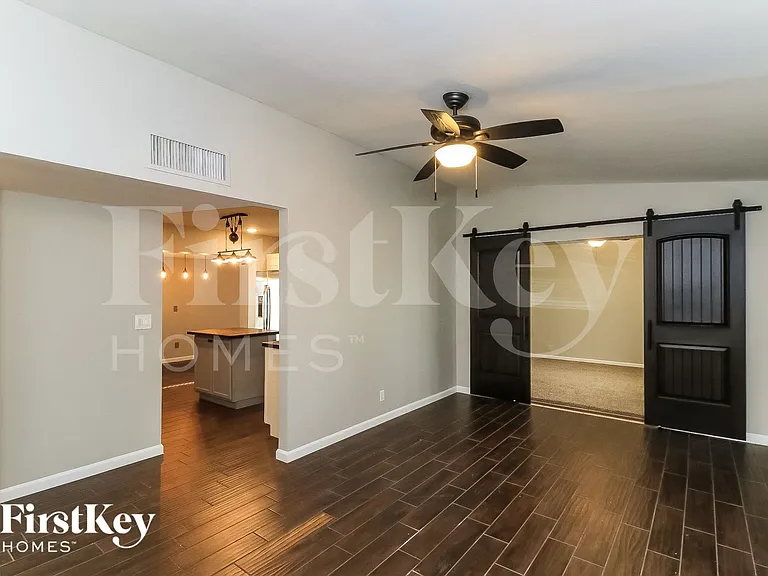 2206 E Arbor Cir — Photo 2