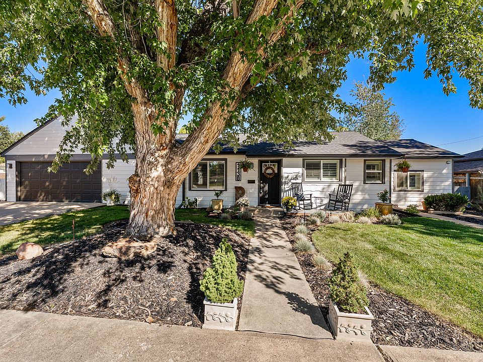 Welcome to 1138 Pratt St! Located on a quiet street at the end of a cul-de-sac.