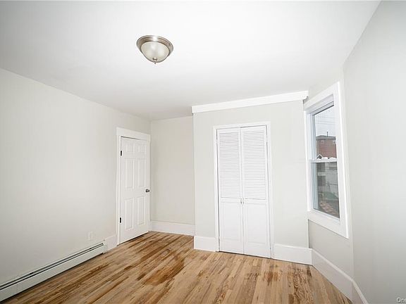 3rd image of 3909 Dyre Ave