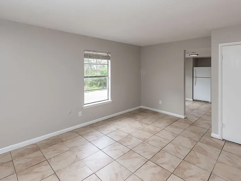 Royal Oaks Apartment Homes — Photo 12