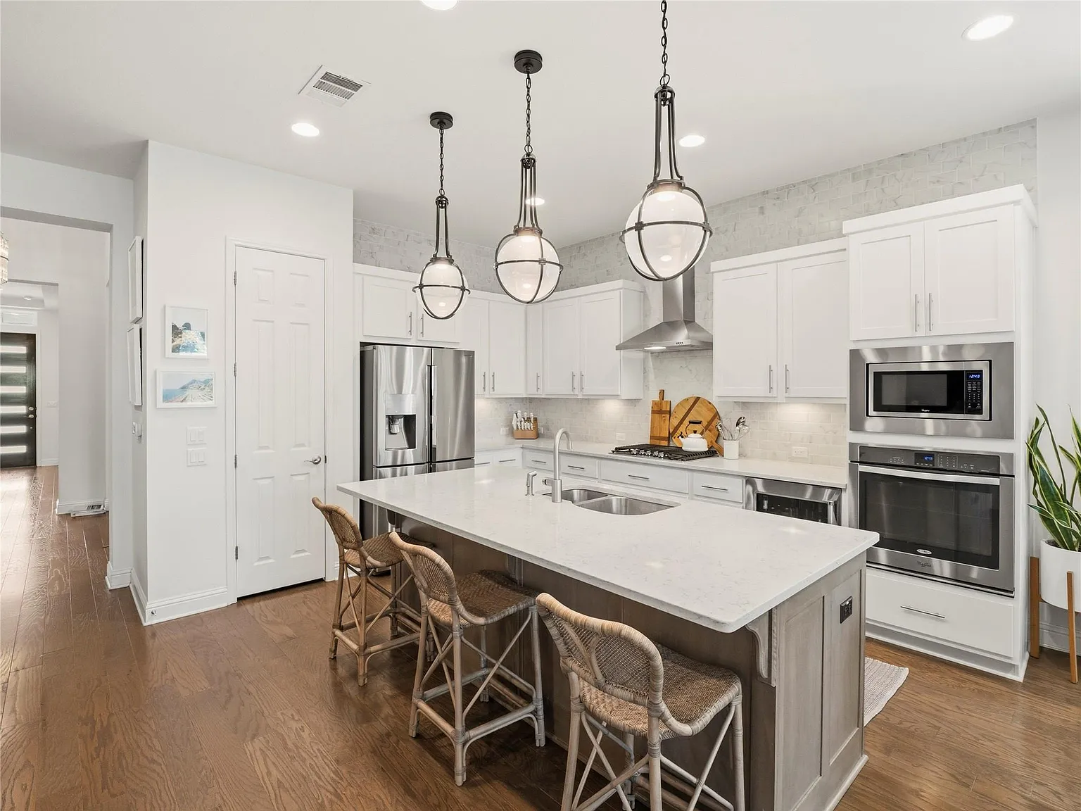 3 bed, 2.5 bath, 3057 sqft, $4,250 — Photo 4