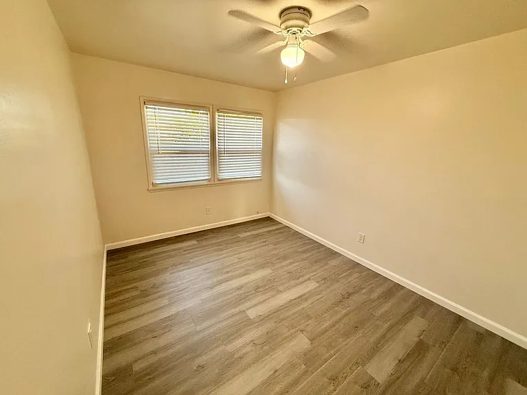 5302 Churchward — Photo 9