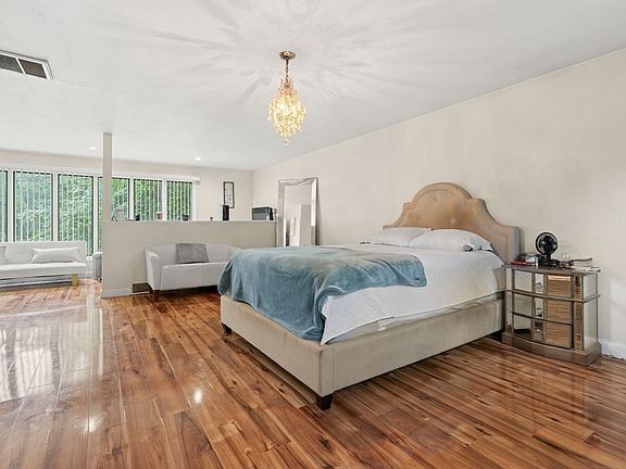 3rd image of 282 Crescent St