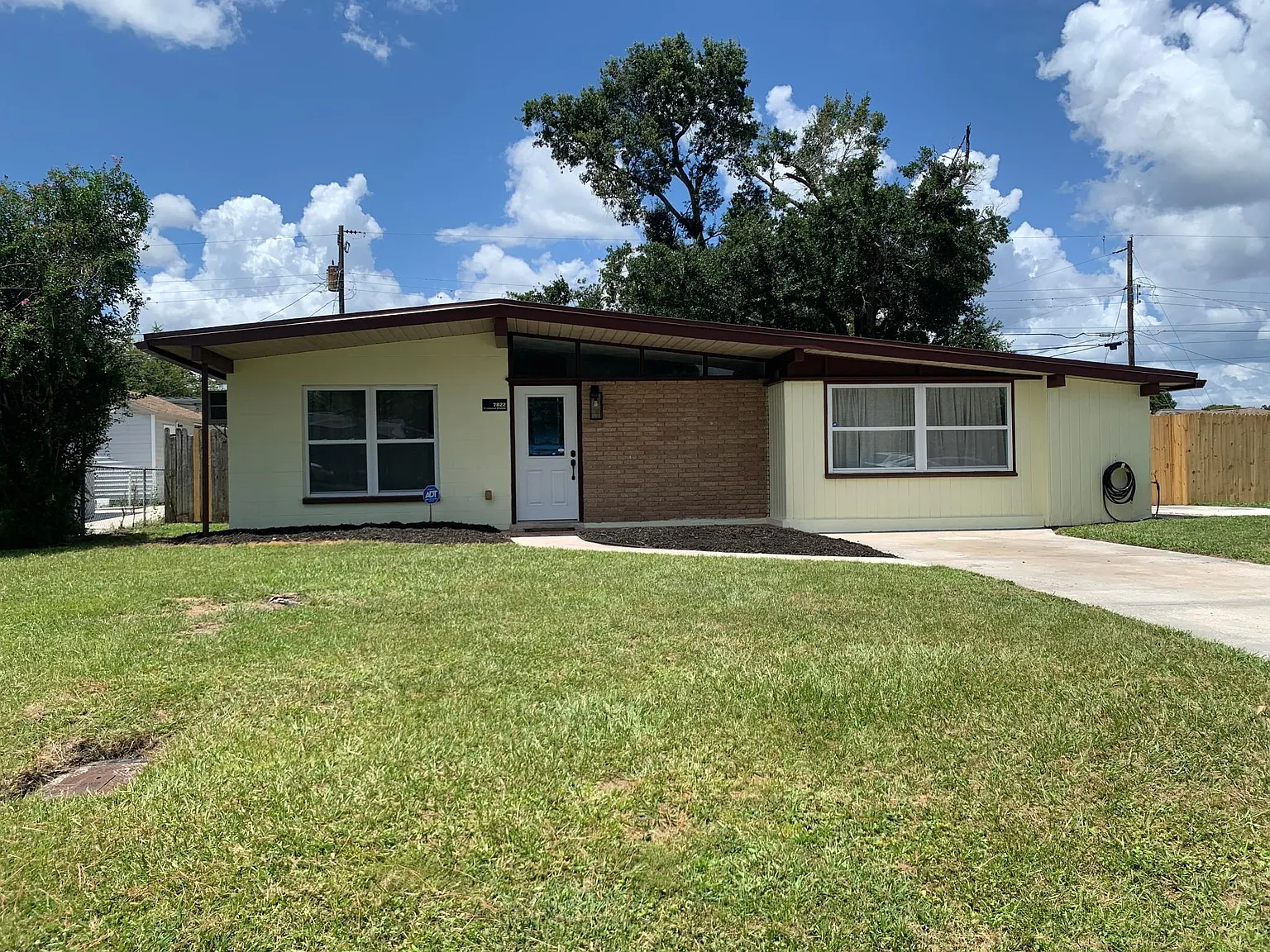 7822 N Jamaica St — Photo 1