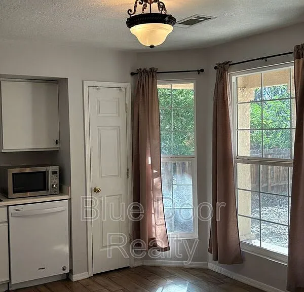2125 Sierra Ln NE — Photo 9